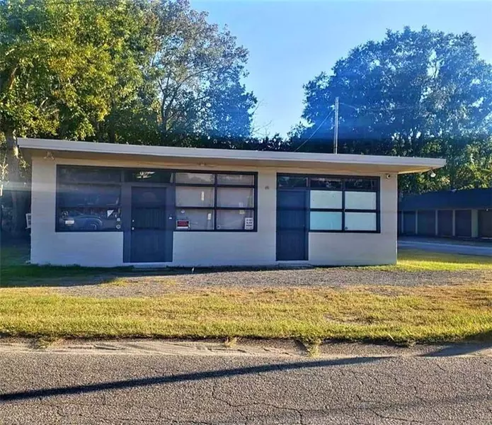 73 Lee ST W, Chickasaw, AL 36611