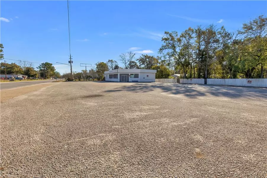 315 Lee ST W, Chickasaw, AL 36611