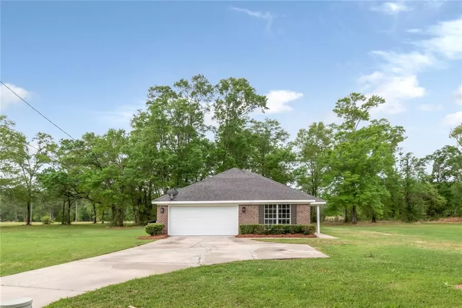 7202 Old Military RD, Theodore, AL 36582