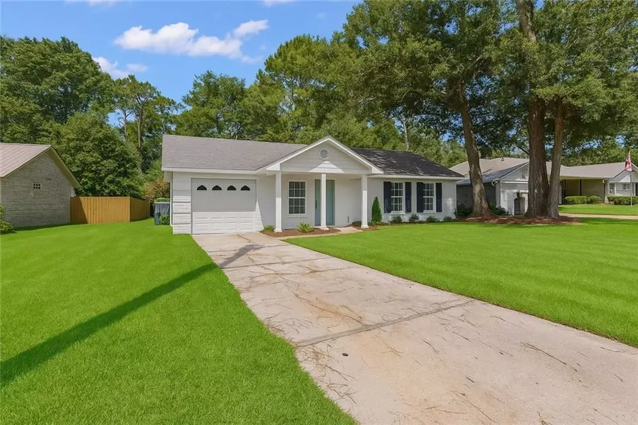 1819 Spanish Cove DR N, Lillian, AL 36549