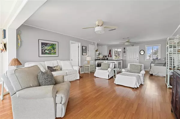 Dauphin Island, AL 36528,322 Pineda ST