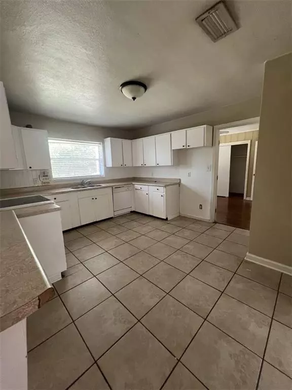 Mobile, AL 36606,716 Pinehill DR