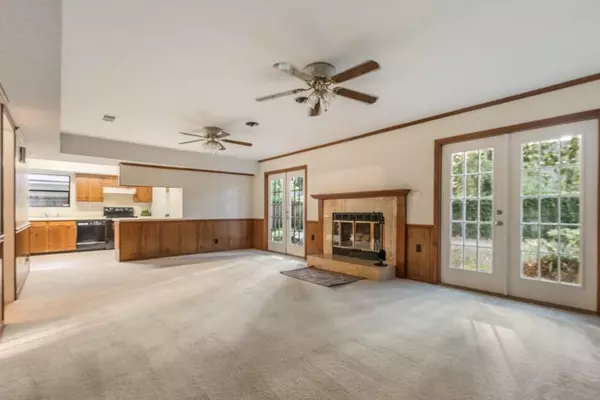 Mobile, AL 36609,902 Pinemont DR