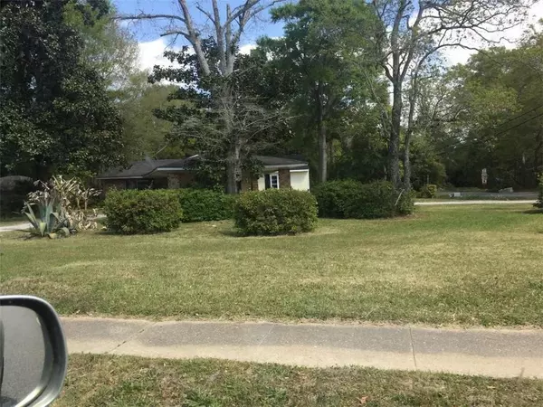 Mobile, AL 36605,3817 Dauphin Island Pkwy