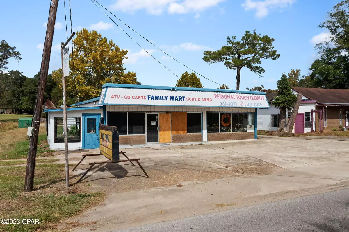 Graceville, FL 32440,988 White AVE