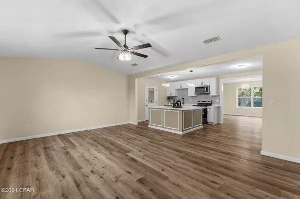 736 E Pine Forest DR, Lynn Haven, FL 32444