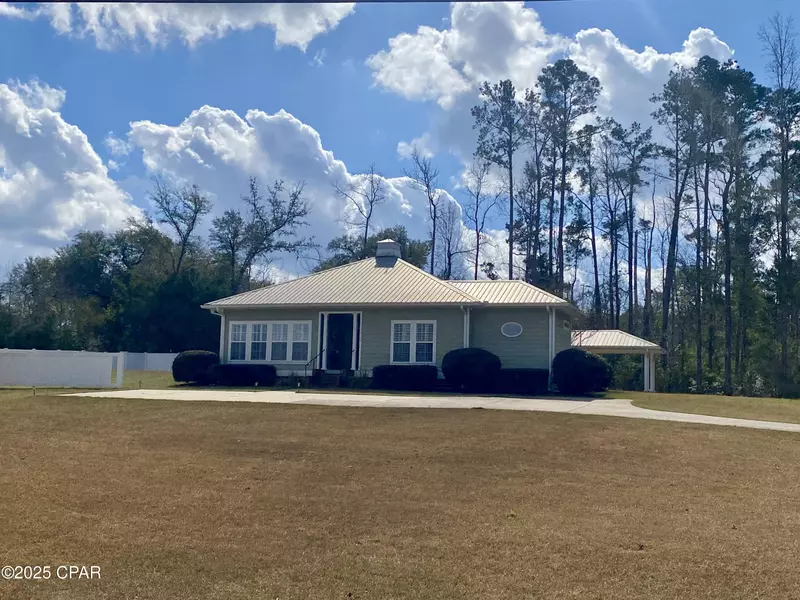 4129 Haynes LN, Marianna, FL 32446