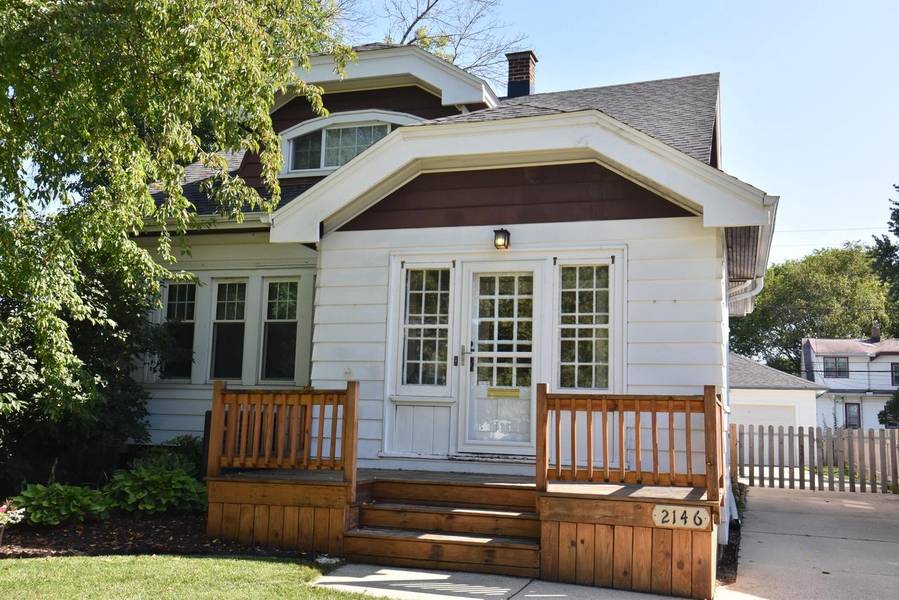 2146 N 72nd St, Wauwatosa, WI 53213-1806