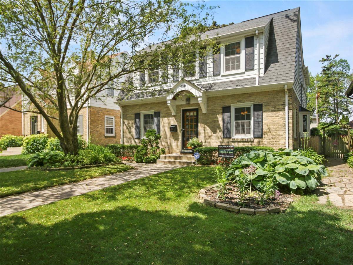 4771 N Woodruff Ave, Whitefish Bay, WI 53211-1006