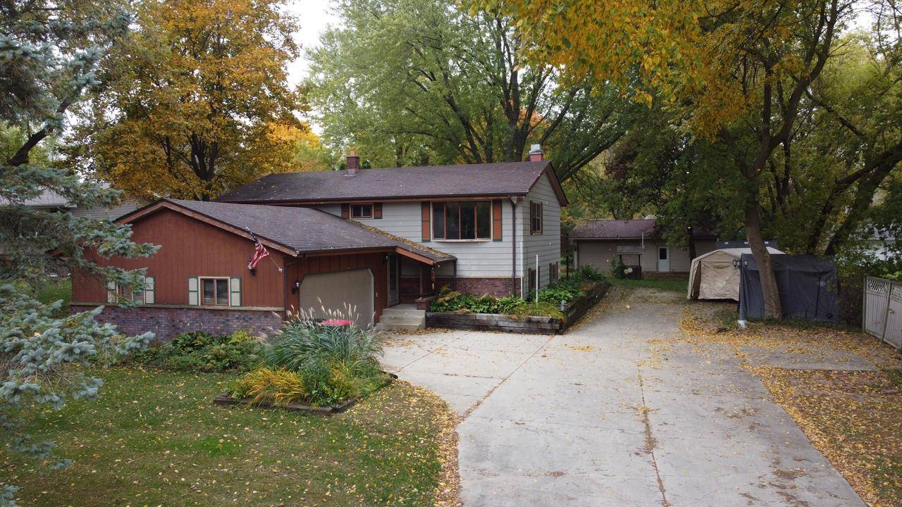5065 Morning Glory DR, West Bend, WI 53095-8756
