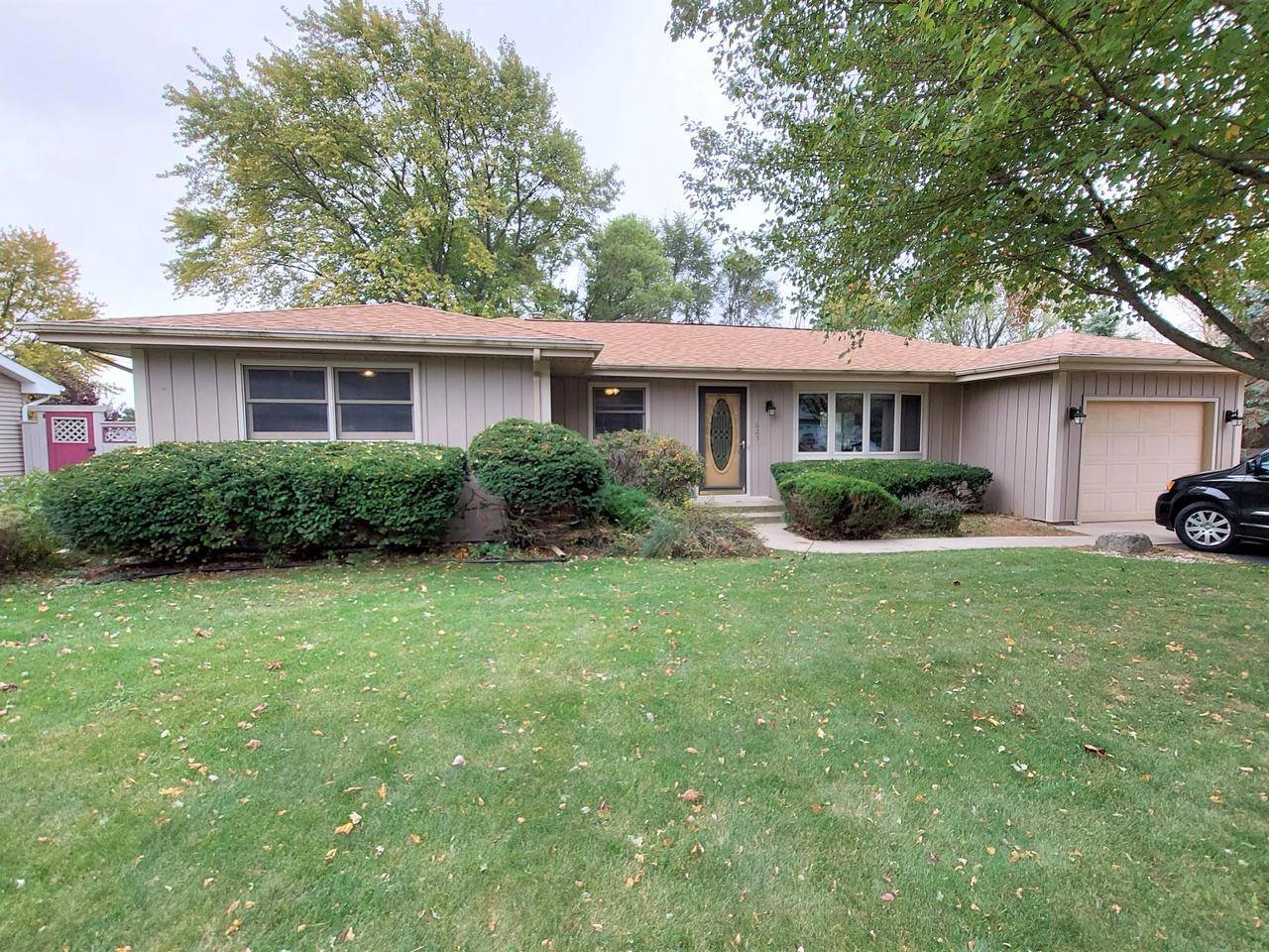 625 Country Ln, Twin Lakes, WI 53181-9502