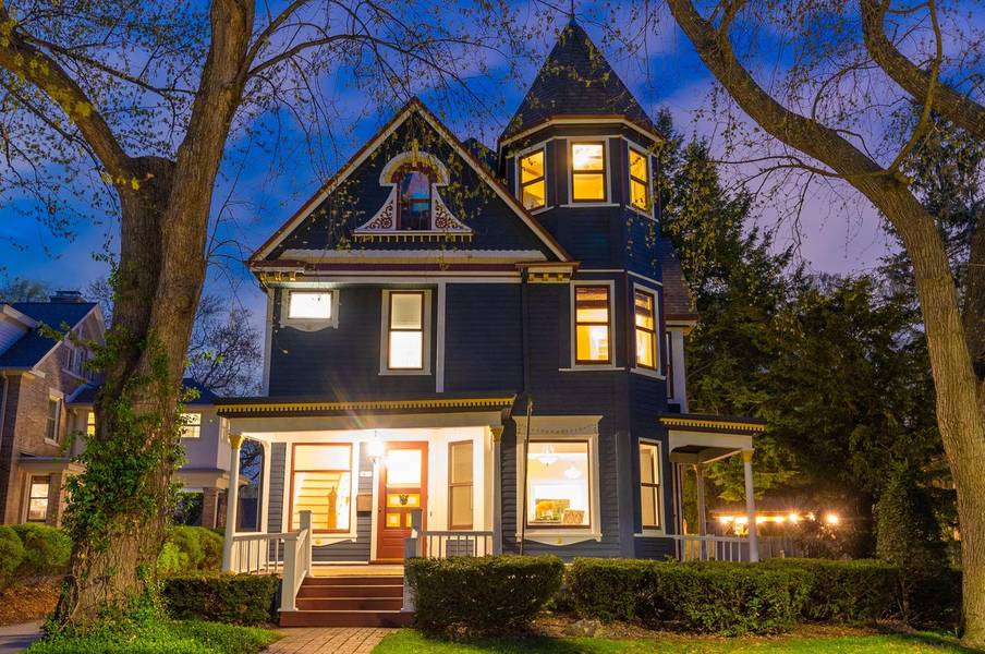 7832 Warren Ave, Wauwatosa, WI 53213-2116