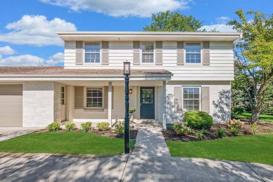 130 W Dunwood ROAD, Fox Point, WI 53217-3106