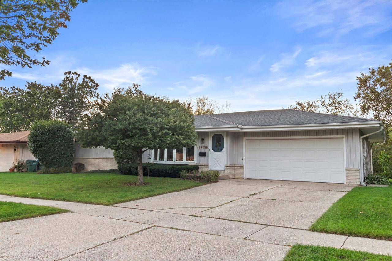 5830 Lakeview DRIVE, Greendale, WI 53129-1937