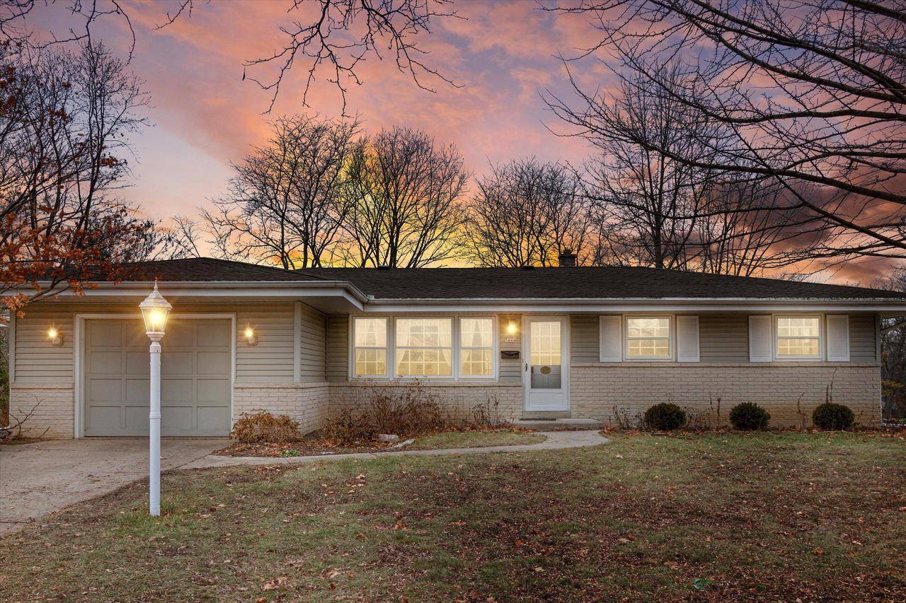 5444 Olympia DRIVE, Greendale, WI 53129-2572
