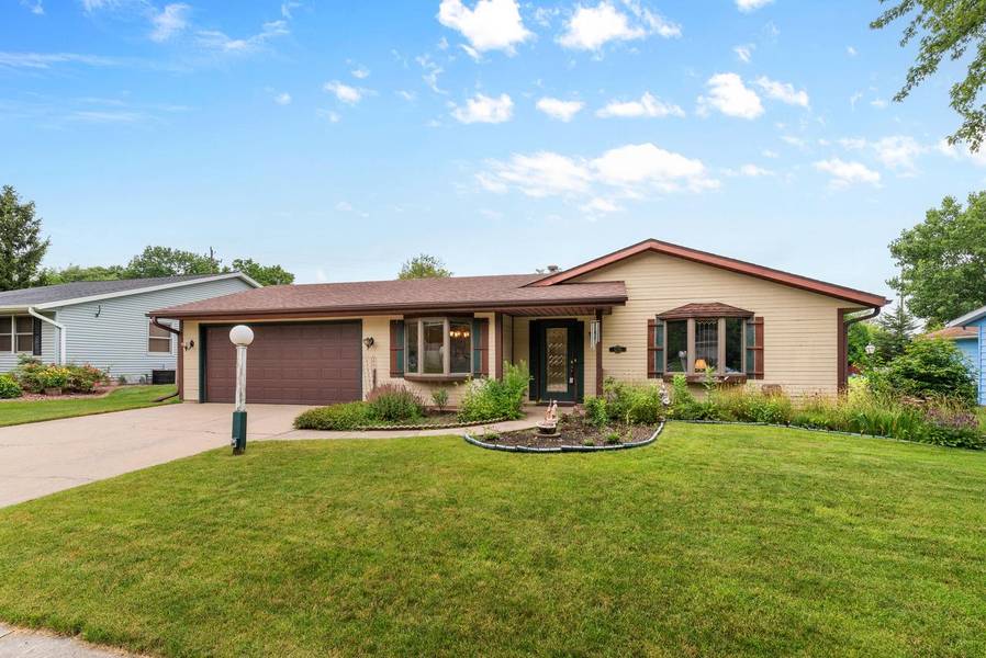 1296 Honeysuckle ROAD, Hartford, WI 53027-2609