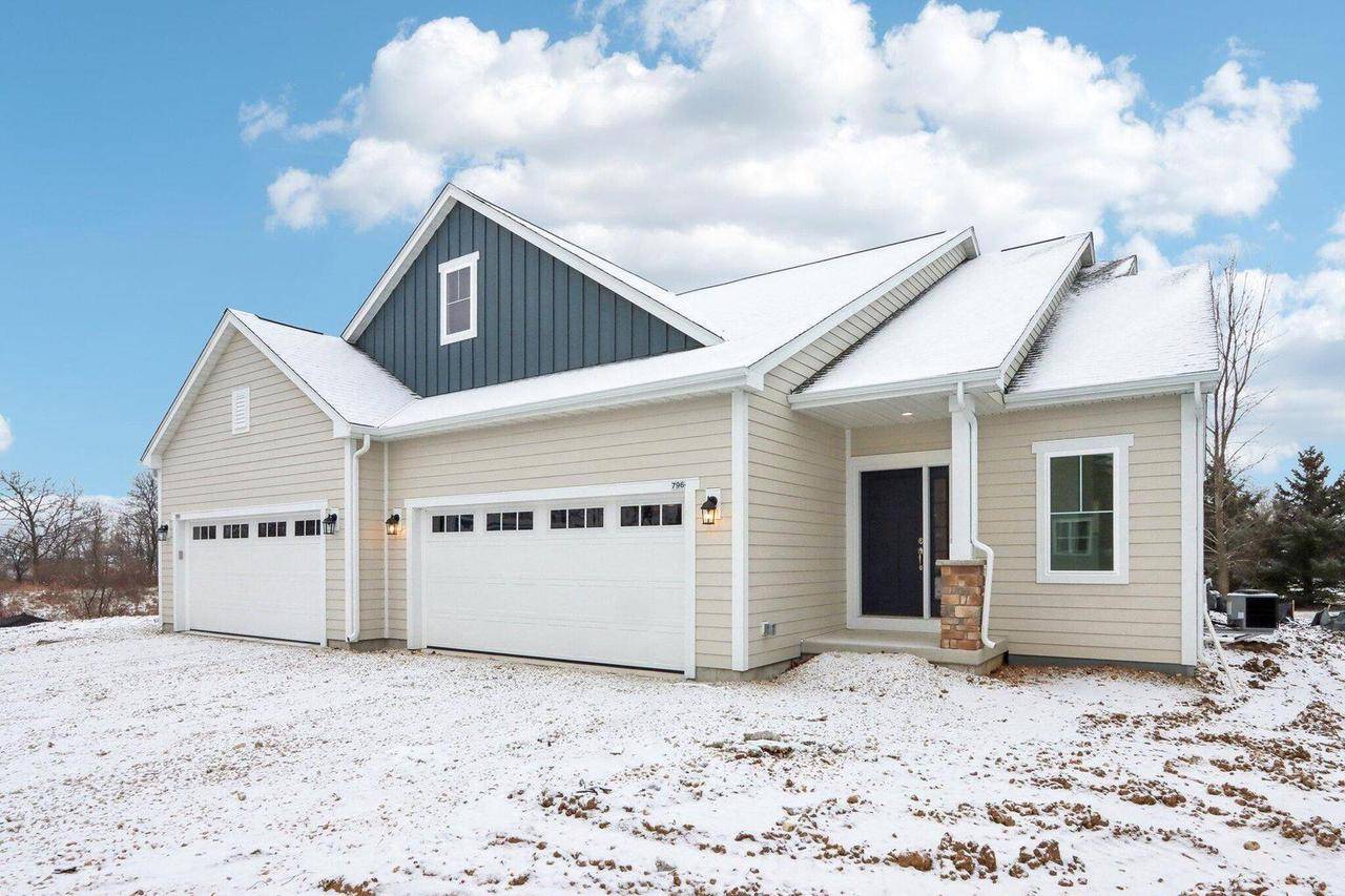 796 Bridlewood DRIVE,  Hartford,  WI 53027