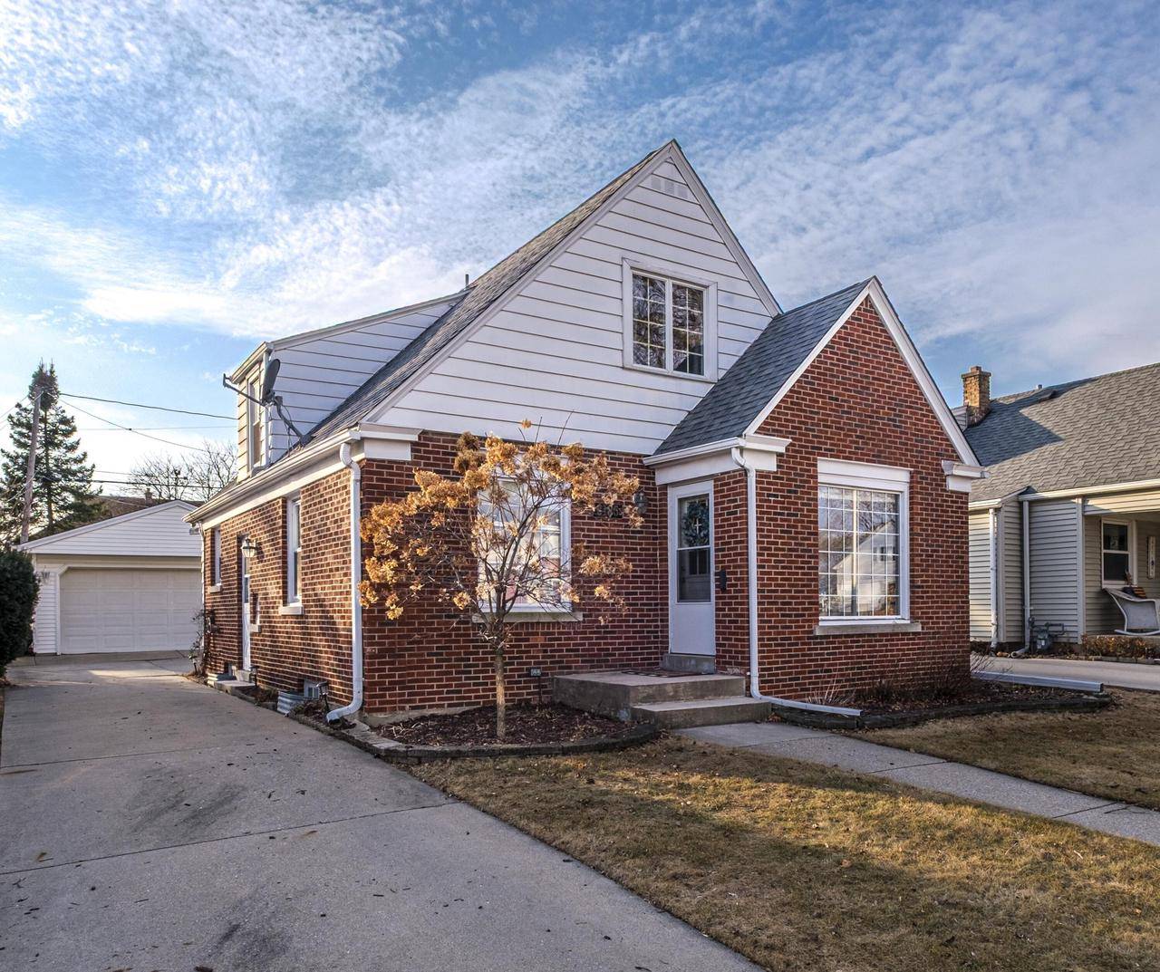2185 S 96th STREET, West Allis, WI 53227-1426