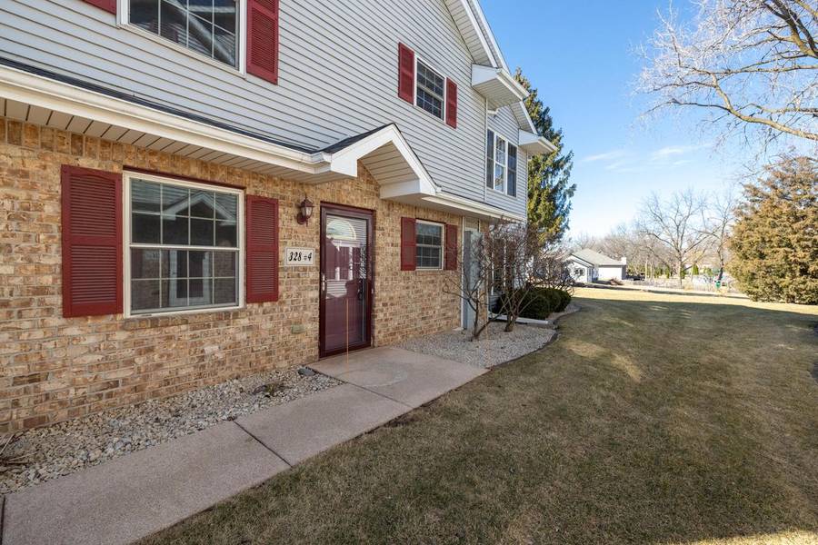 328 Kettle Moraine DRIVE N #4, Slinger, WI 53086-9063