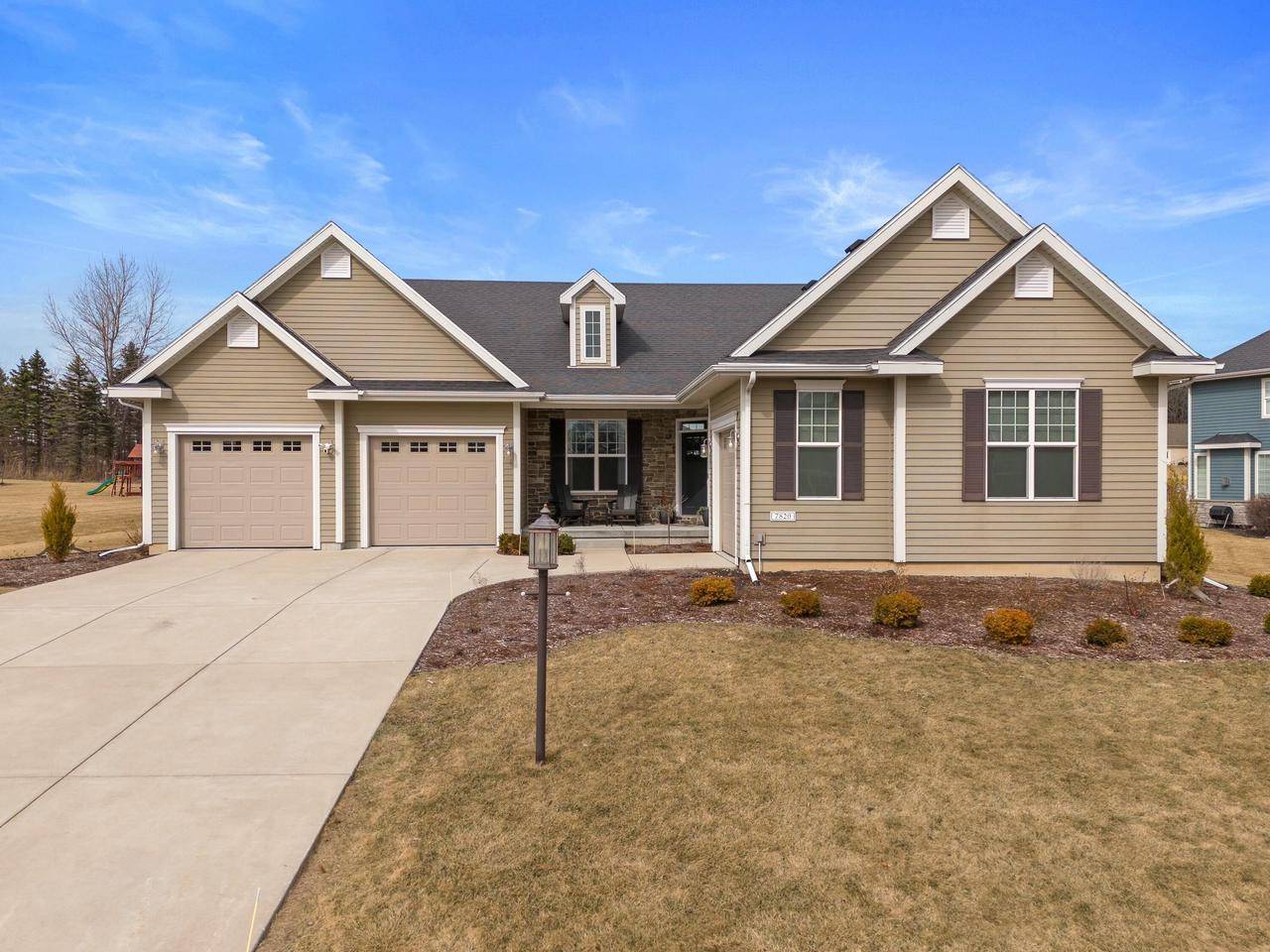 7820 W Mourning Dove LANE, Mequon, WI 53097