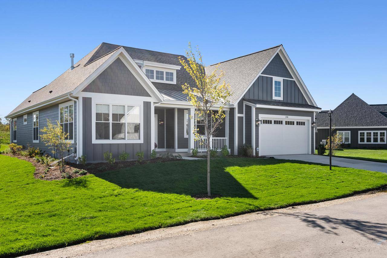 1749 N River CIRCLE, River Hills, WI 53217