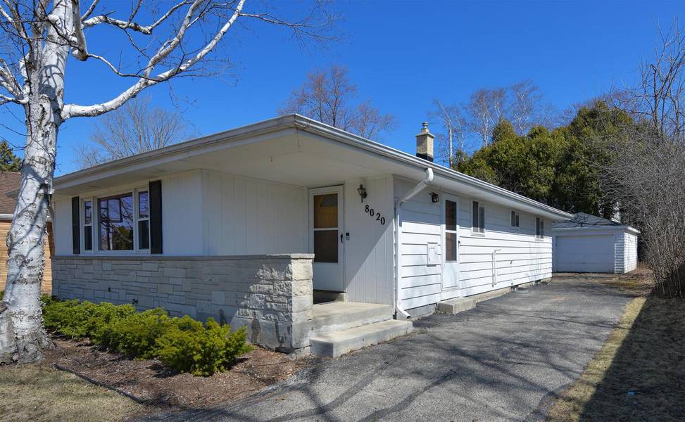 8020 N Mohawk ROAD, Fox Point, WI 53217-2720