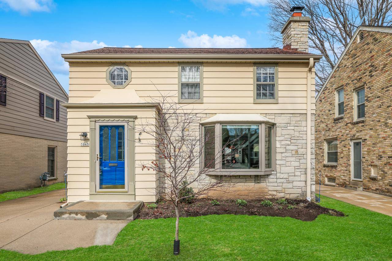 5845 N Shoreland AVENUE, Whitefish Bay, WI 53217-4621