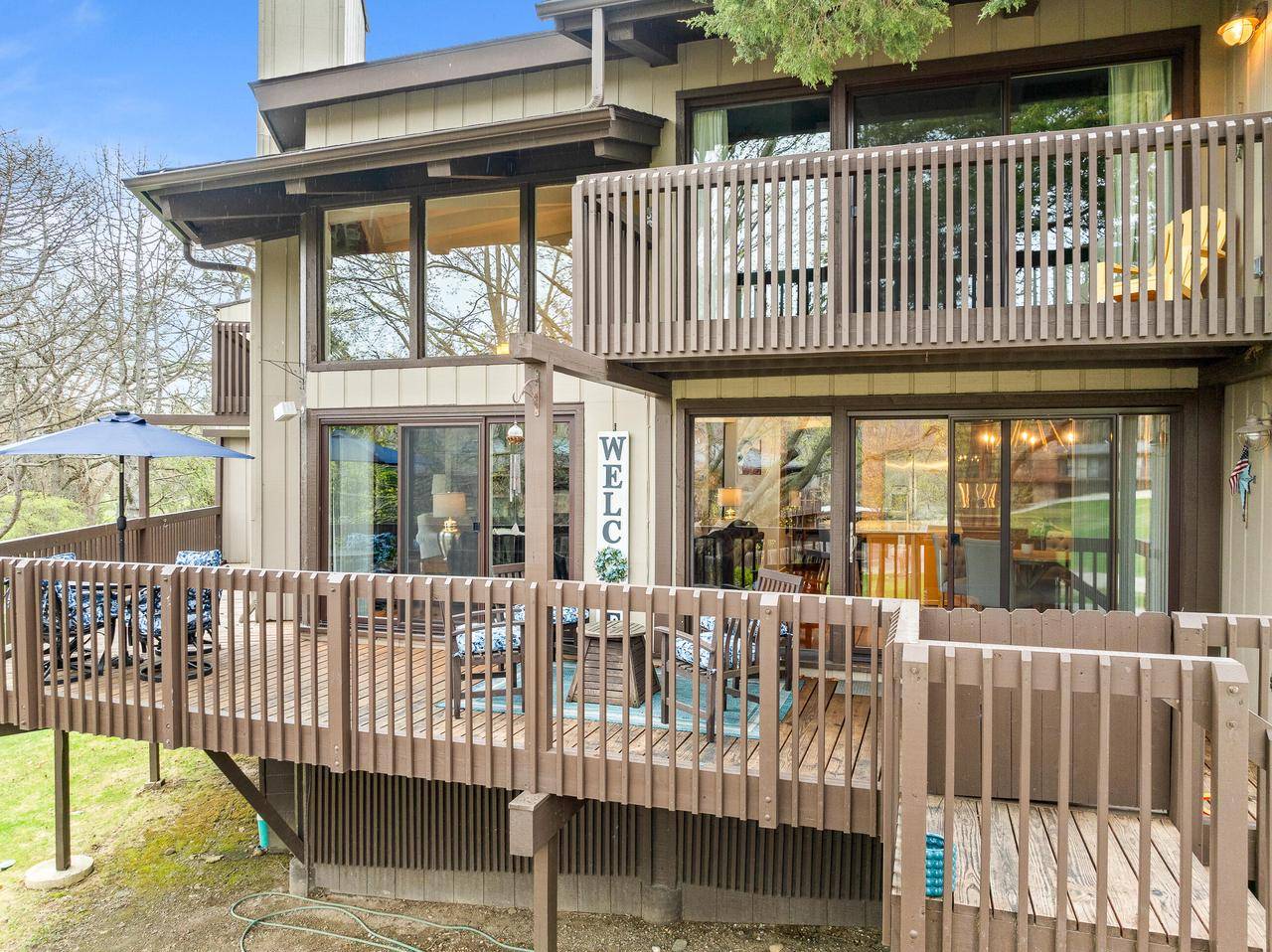 880 W Windsor DRIVE #J1, Fontana, WI 53125