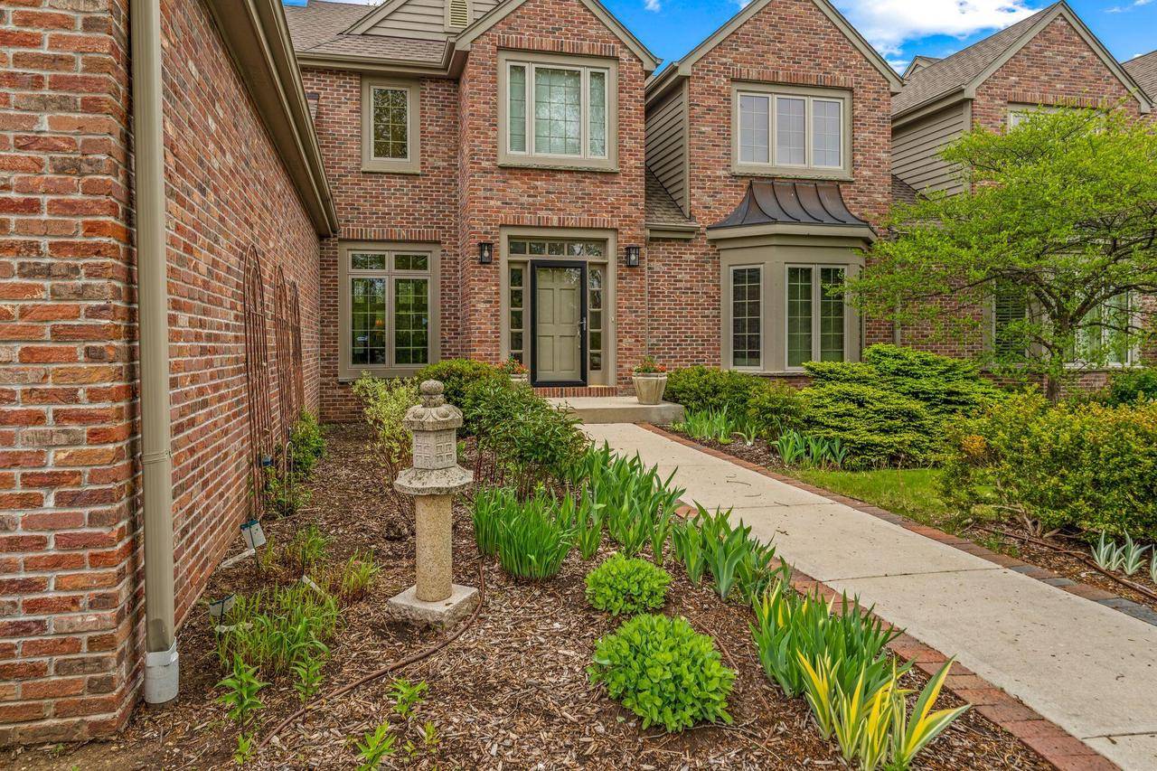 1998 W Hidden Reserve COURT, Mequon, WI 53092