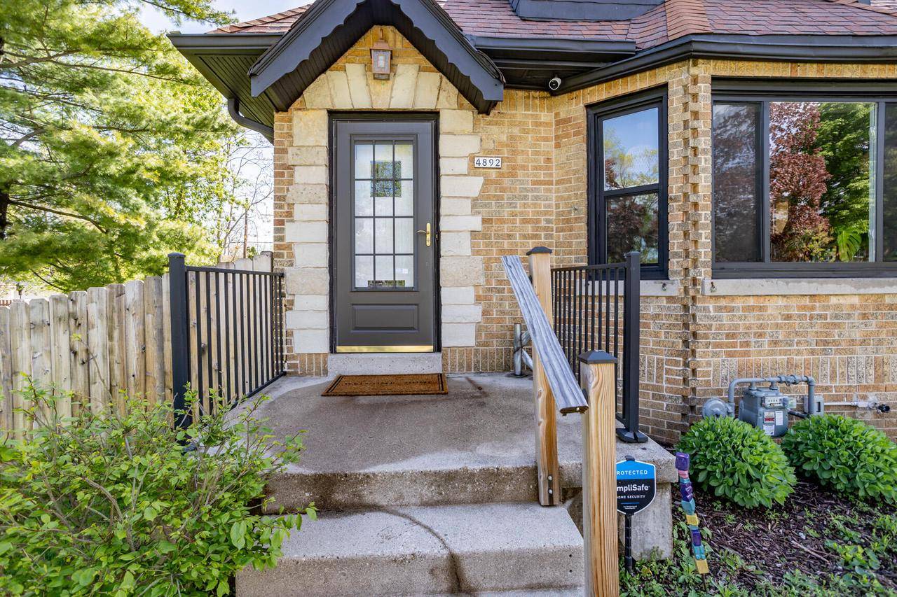 4892 N Mohawk AVENUE, Glendale, WI 53217-5426