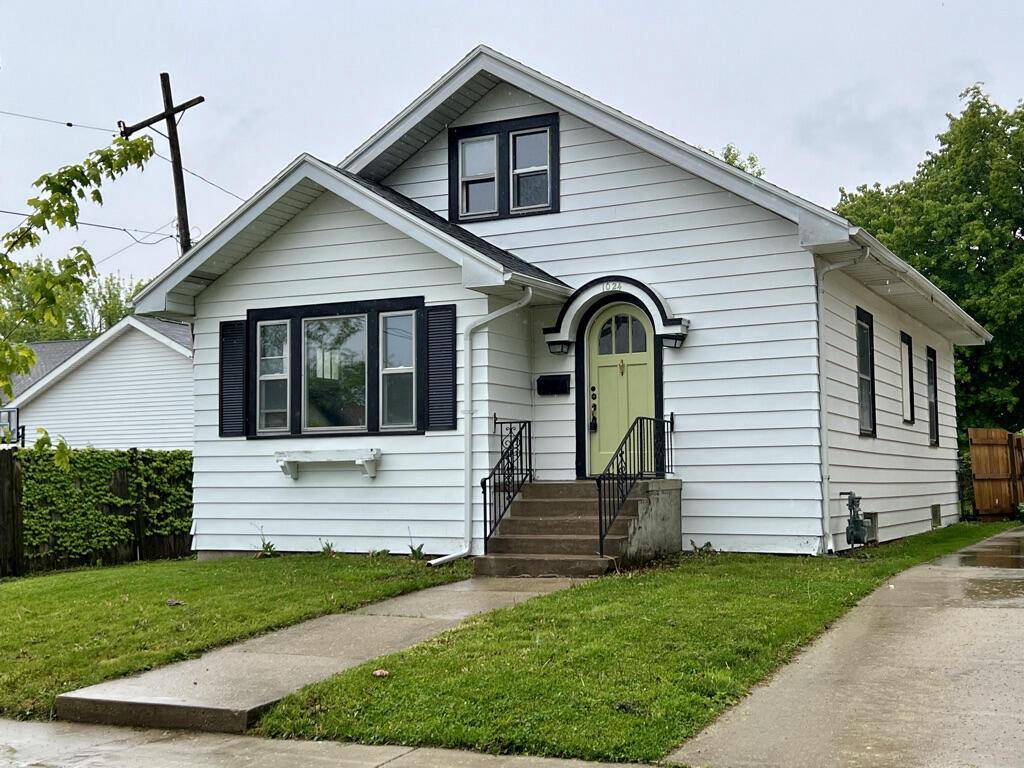 1024 Monroe AVENUE, Racine, WI 53405-2352