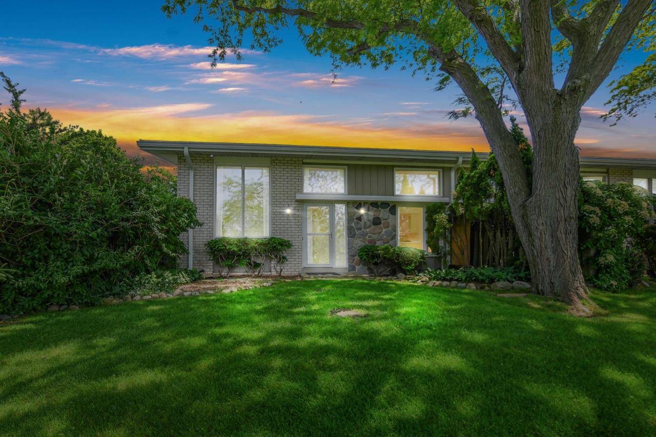 12929 N Colony DRIVE, Mequon, WI 53097