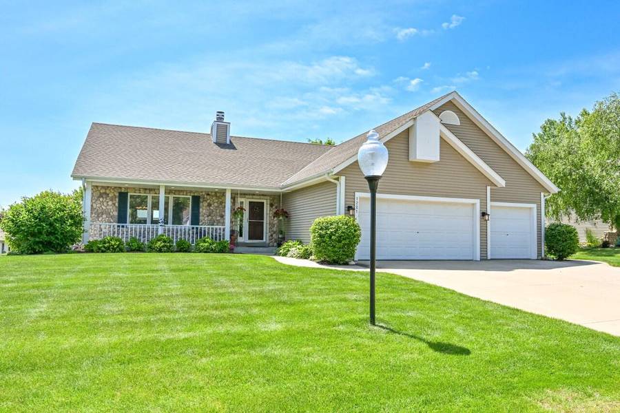 1221 Wegner DRIVE, Mukwonago, WI 53149-9541