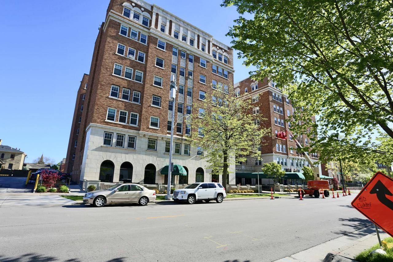1028 E Juneau AVENUE #327, Milwaukee, WI 53202-2933