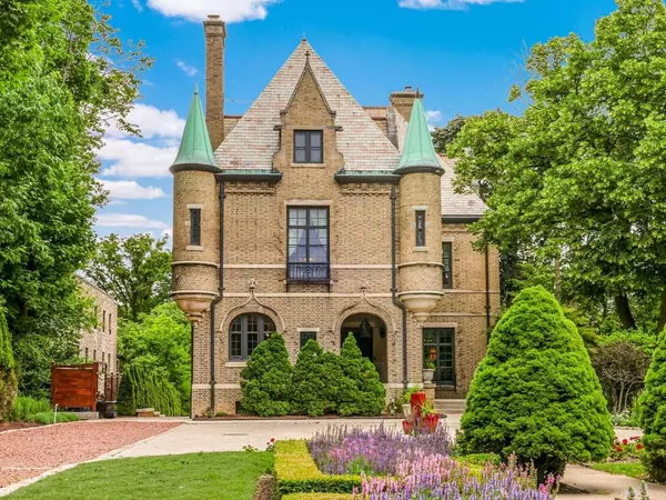 3266 N Lake DRIVE, Milwaukee, WI 53211-3124