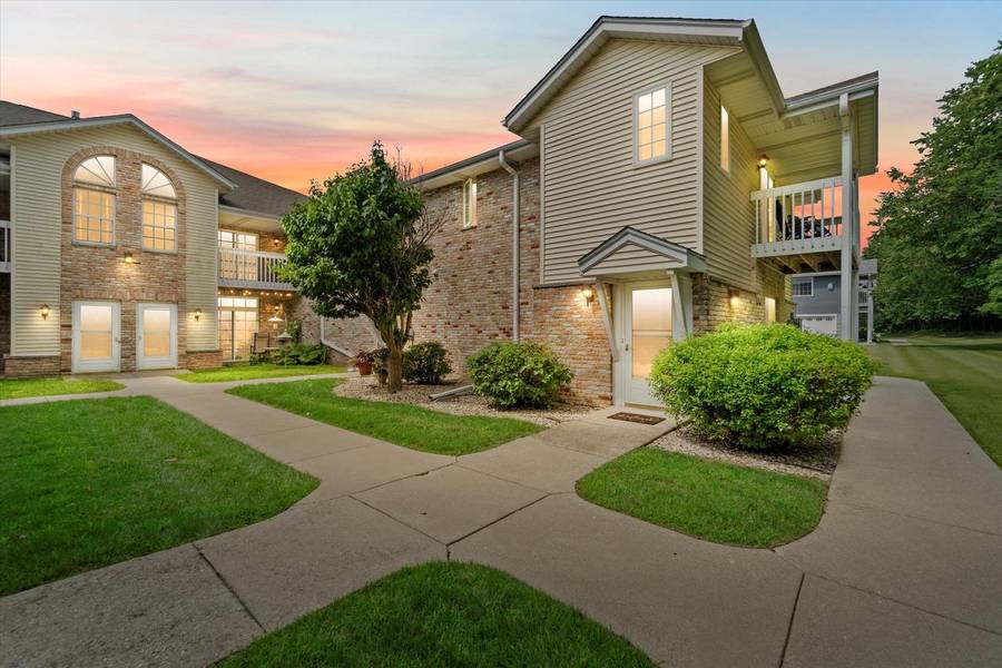 330 W Aspen DRIVE #12, Oak Creek, WI 53154-4475
