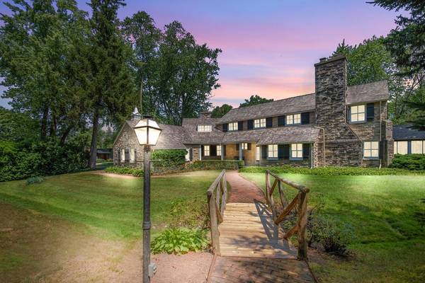 1572 E Goodrich LANE, Fox Point, WI 53217-2951