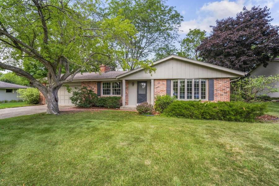 7838 Chapel Hill COURT E, Franklin, WI 53132