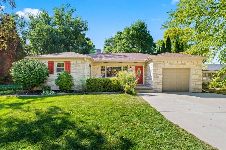 2647 N Swan BOULEVARD, Wauwatosa, WI 53226-1846