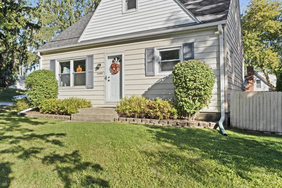 11324 W Wisconsin AVENUE, Wauwatosa, WI 53226-3734