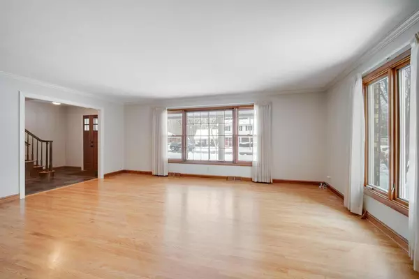 Wauwatosa, WI 53222-3363,3390 North Knoll BLVD