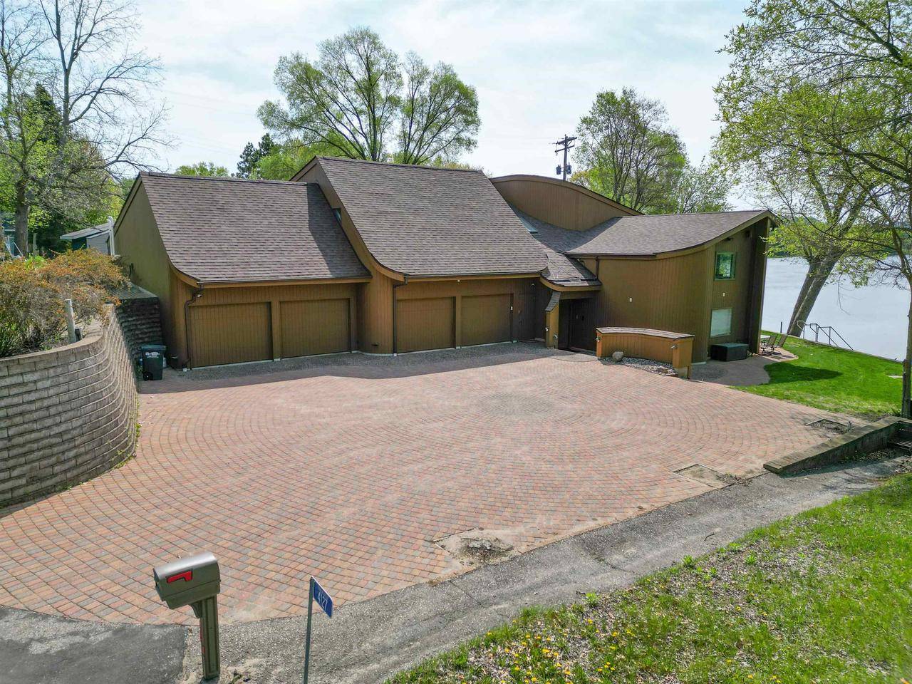 4127 Kammel Road, La Crosse, WI 54601