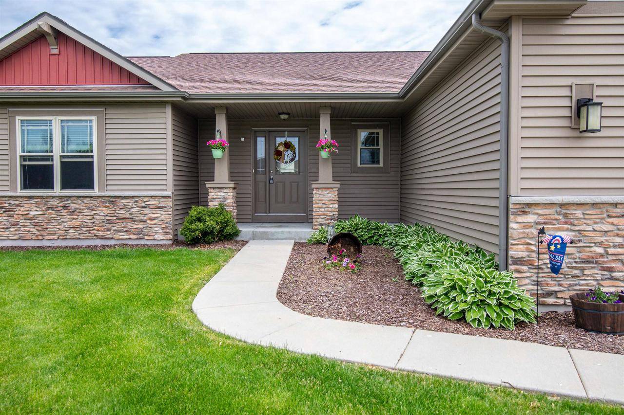 N7984 Woody Lane, Ixonia, WI 53036-9454