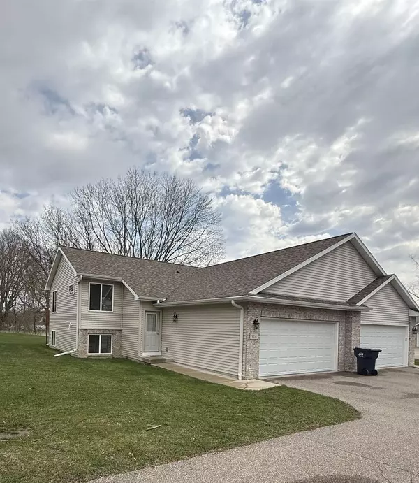 922-932 WATERS EDGE Court, Marshall, WI 53559