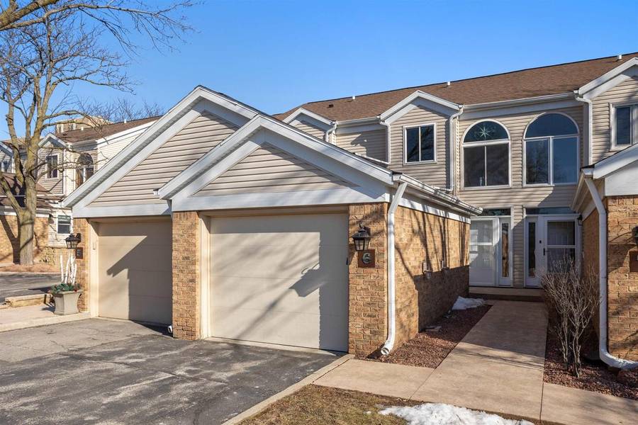 6 LAWRENCE COURT, Appleton, WI 54911-5848