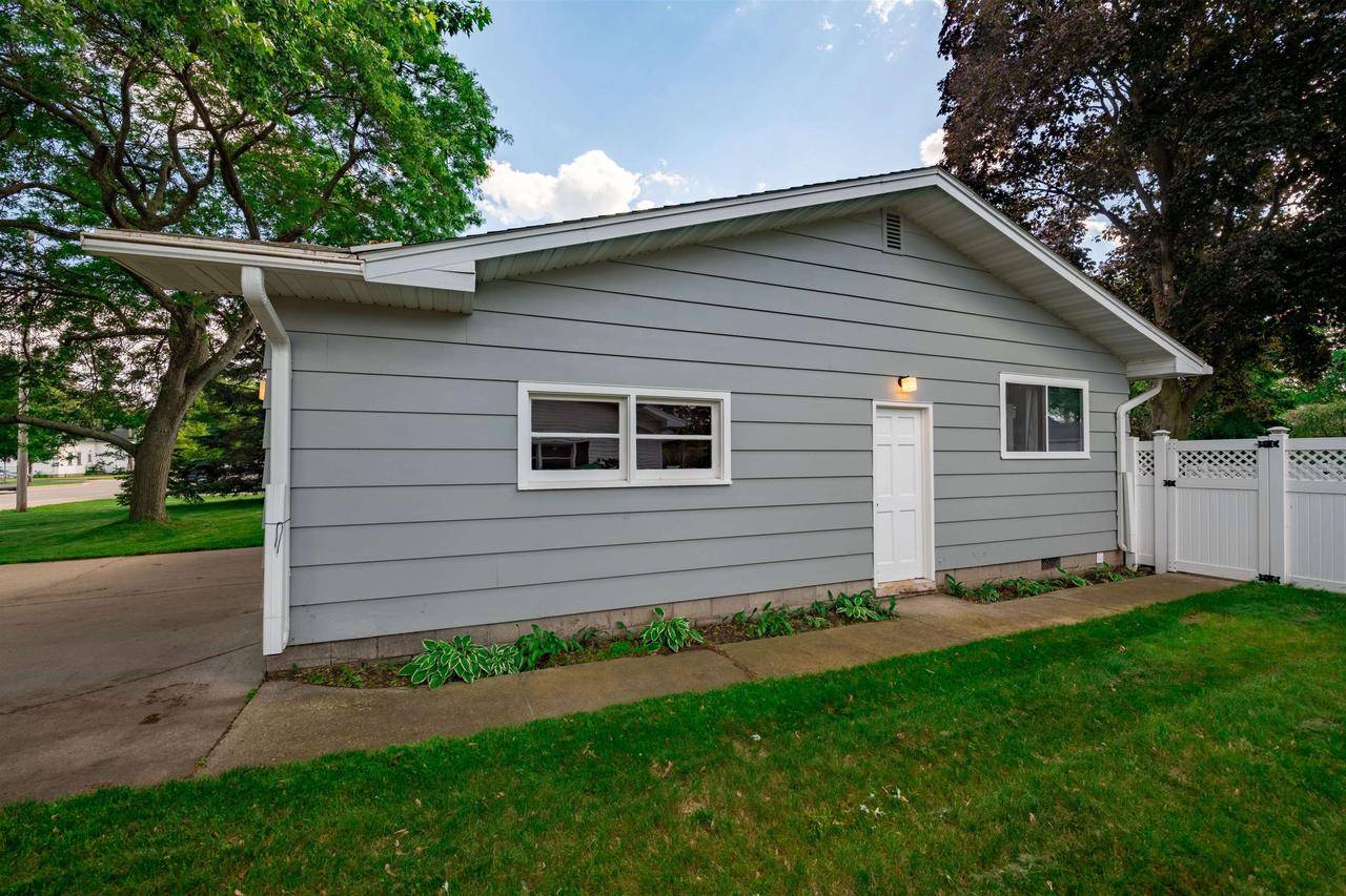 Marinette, WI 54143,2711 SHORE DRIVE