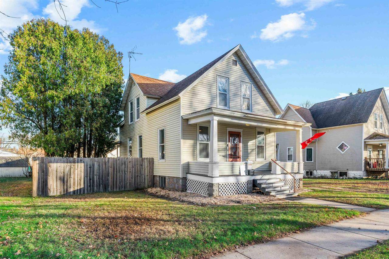 1532 OAKES STREET, Marinette, WI 54143