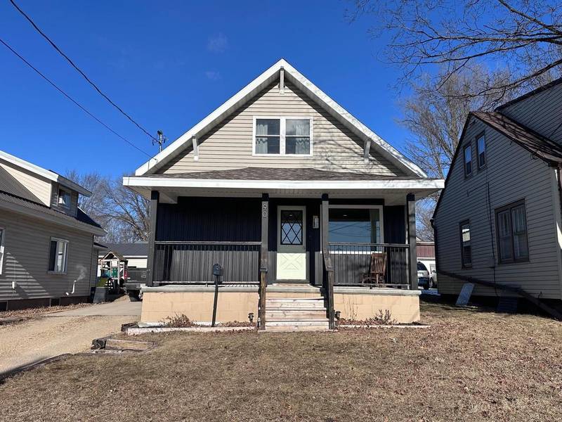 90 6TH STREET, Clintonville, WI 54929-1606