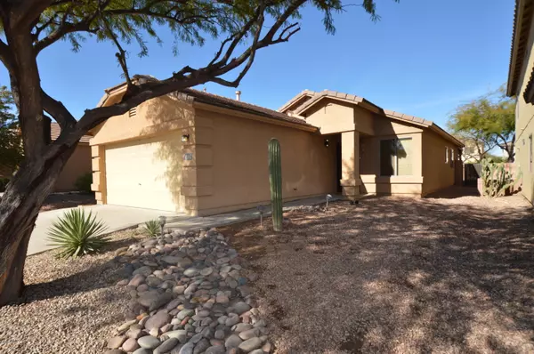 696 W Cholla Crest Drive, Green Valley, AZ 85614