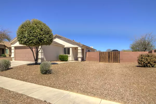 504 W Amber Hawk Court, Green Valley, AZ 85614